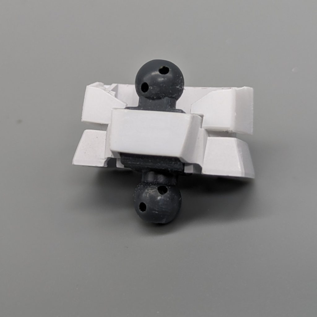 腰は上下パーツを分割して下段のみにしたものを、さも二段かのようにプラ板でこちょこちょ。上段の基部のみ胸側に移植してます