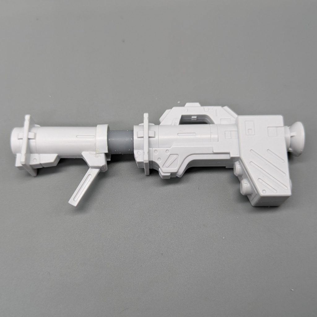 バズーカもファンネルも驚きの白さだったのでさすがに塗装！マスキングのときは毎回、「二度とやらねー」と思いながらやってます。笑バズーカはそのままだと、持ち手と肩の収まりが悪かったのでプラパイプで伸縮できるようにしてます✨