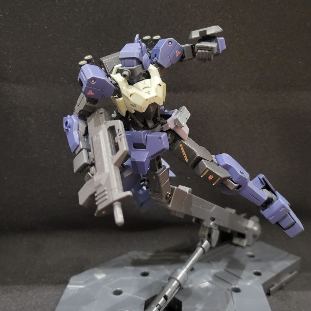 偵察機なので戦闘より情報収集がメインなので格闘兵装は無しでも接近されたらガントレットシールドで殴っちゃうんだなこれが!武装は必要最低限、自衛目的と言った程度のものです、パイロットには戦闘より生き残るスキルが求められる