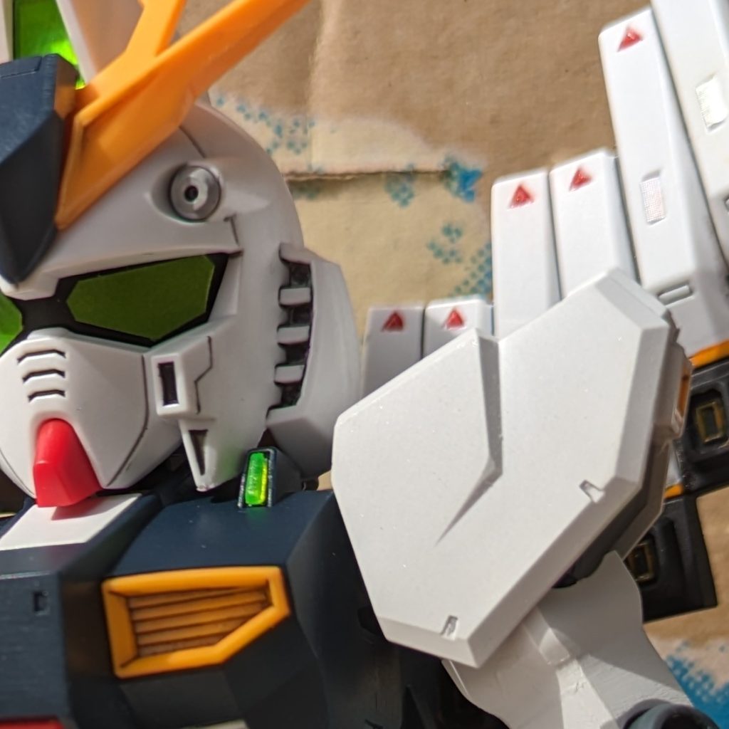 成形色は活かしたかったので、ヒケとウェルドを丁寧に表面処理で消した後、白はパールクリヤー吹き、全体的に半ツヤでコートしました。