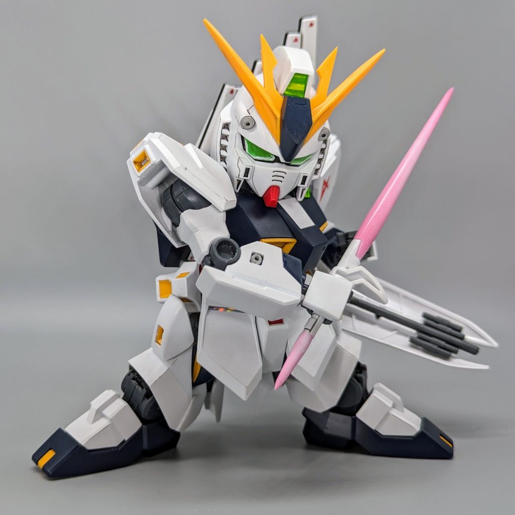 EGの関節は基本残しつつ、可動域の狭いところは拡張したので、デザインの割に結構動きます。目はステンレスシールで別パーツ化。ベース塗装後、筆でハイライトとグラデーションしてます。トサカのメインカメラ他は、ホロシールを貼ったあとでジャンクのランナータグからクリアパーツ化してます。