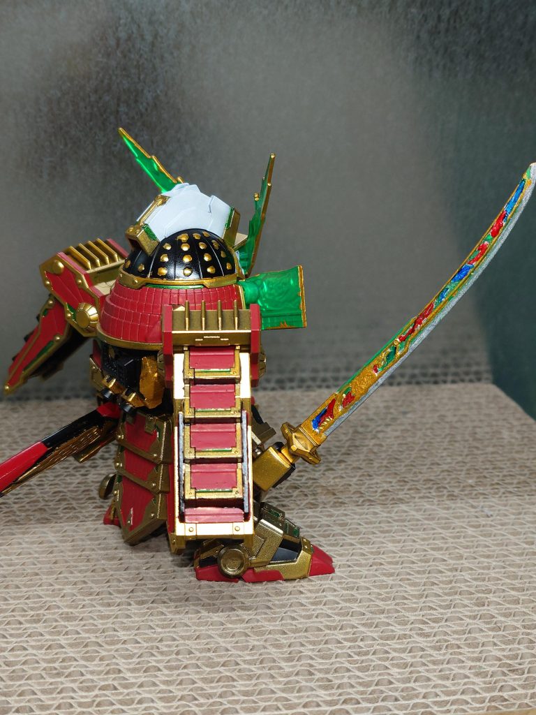 刀は綺羅鋼の裏面を塗装。面相筆でも塗り分けきれないのでもっと細く塗れるアイテムが必要。前立てとつの飾りは側面のみ塗装。