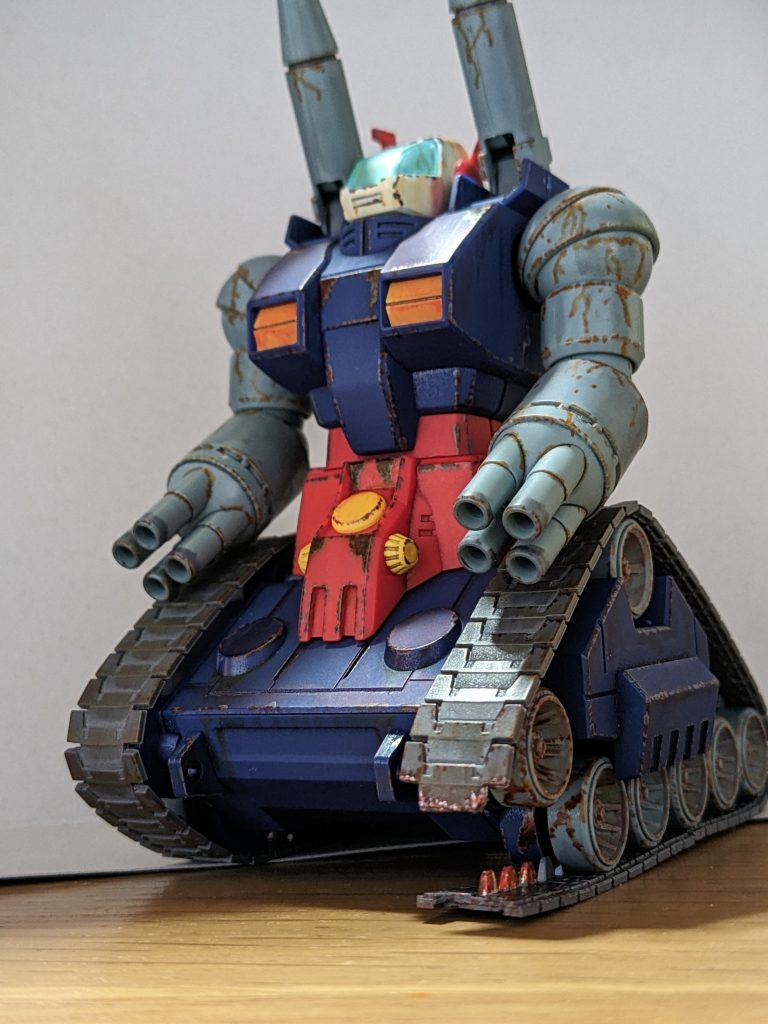 片側の履帯は経年劣化で千切れた感じかな?(gundam-kao5)