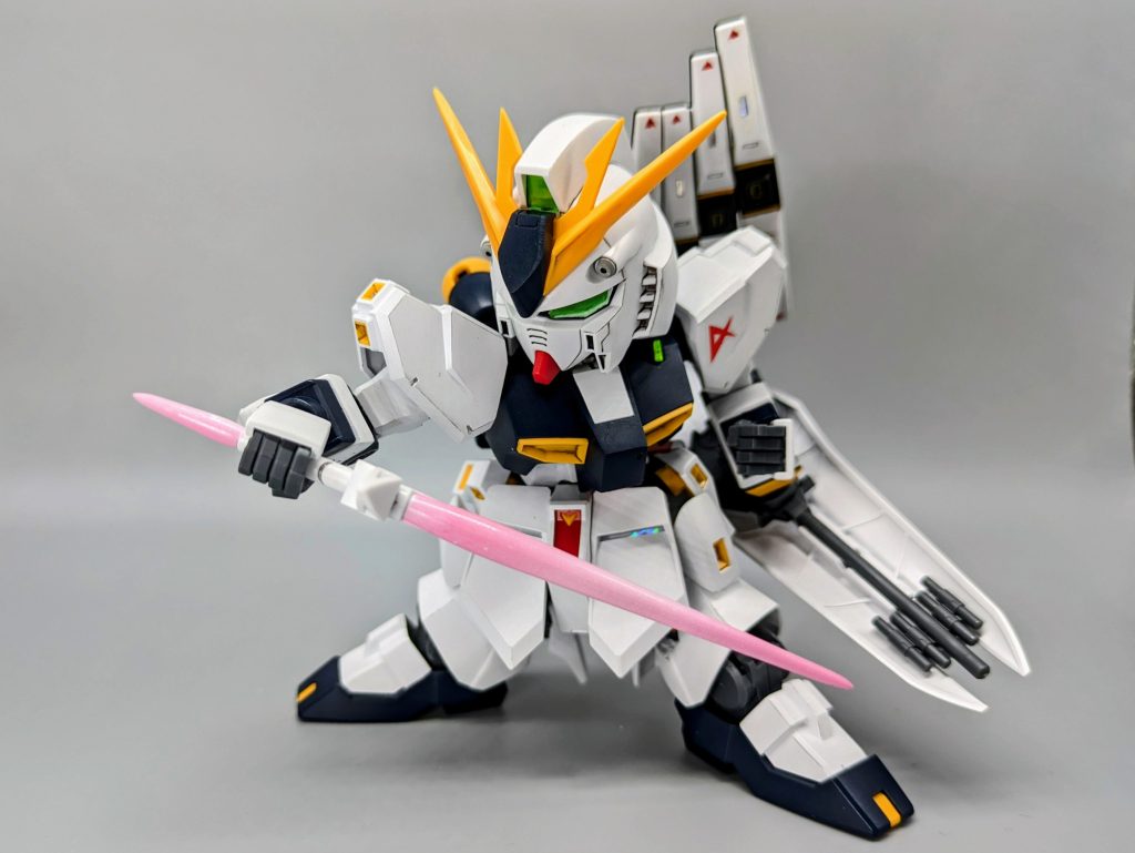 最近のシュッとした、モールドバリバリのνガンダムもカッコいいのですが、90年代に小学生だった自分には、EGのシンプルなデザインがたまらなく心地良くてとても好きなのです！