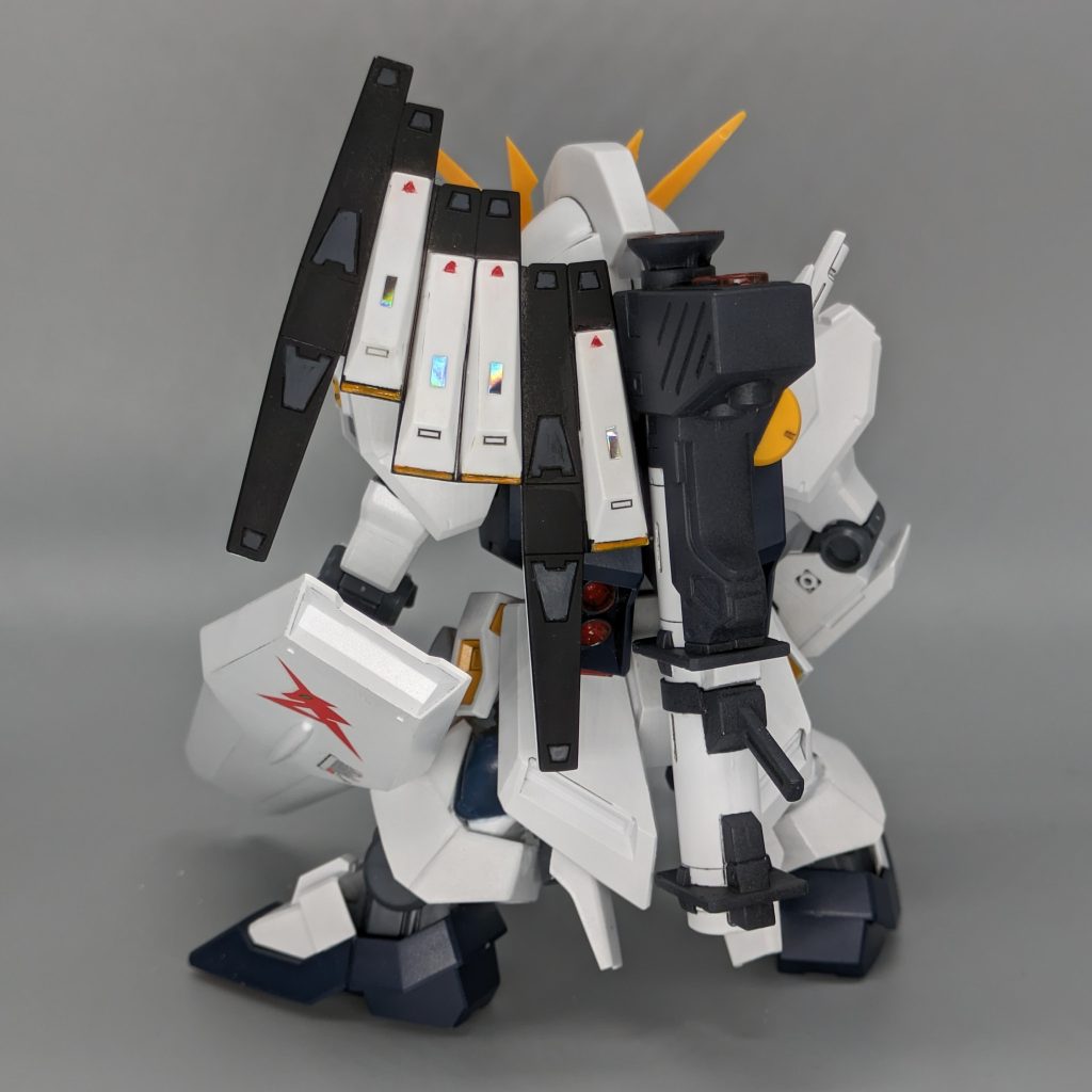 背面はこんな感じ！ファンネルとバズーカはさすがに驚きの白さだったので、塗装で色を足してます。ファンネルにはアクセントに偏光シールを貼ってみました！