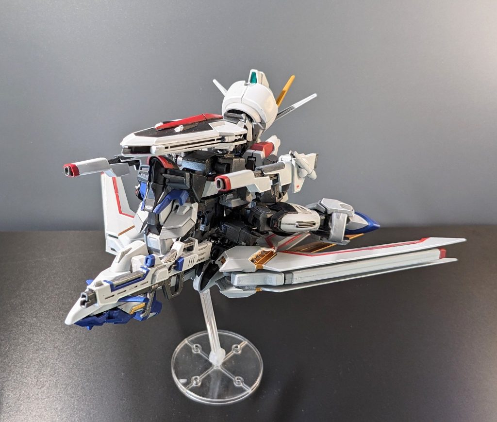 オリジナルの飛行形態です。少し厚みはありますが、飛行機に見えると嬉しいですね。