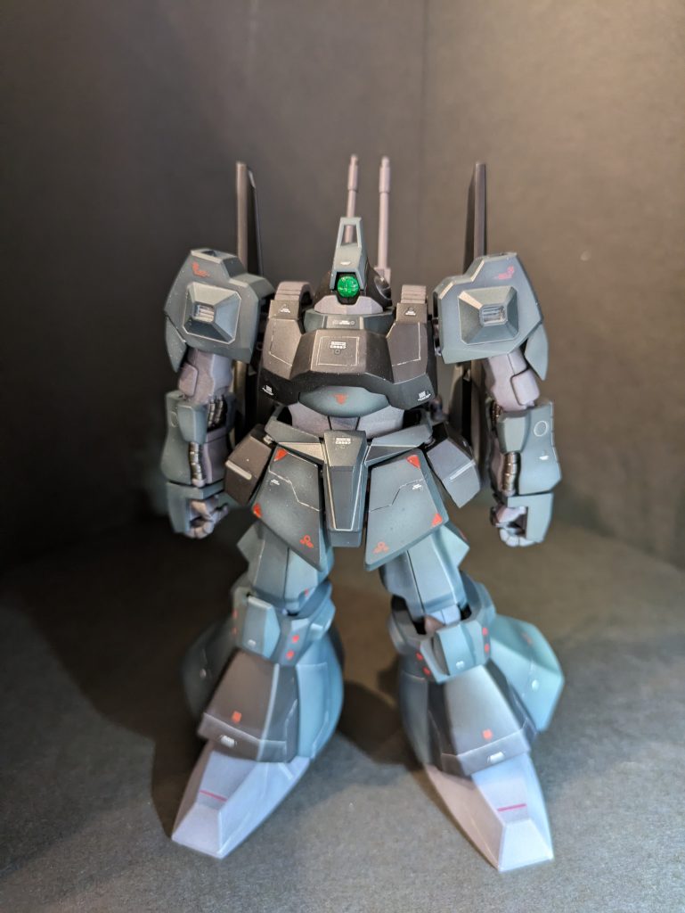 正面から いつも通り筋彫りの追加、肉抜き穴の穴埋めを行っています。