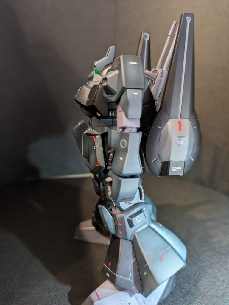 側面～独特のボリューム感のある手足周り