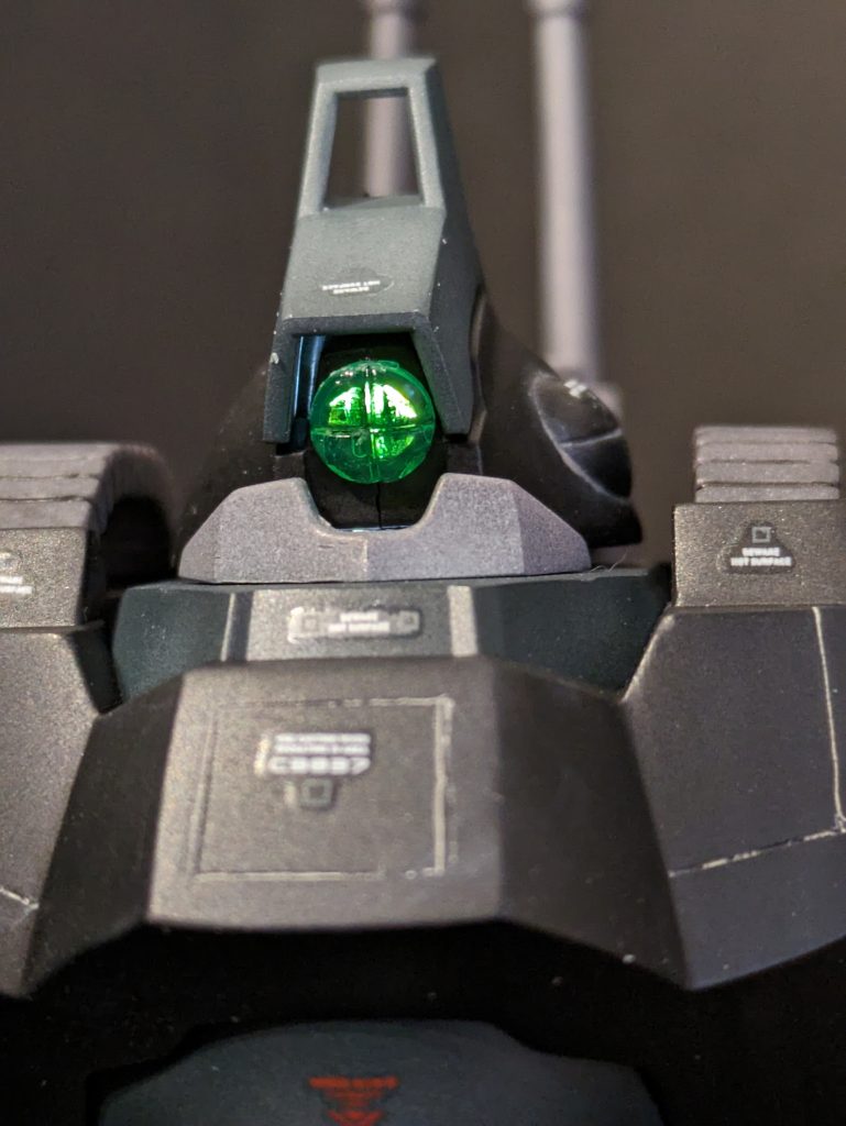 顔面LEDを中に仕込みました。いがいとスペースがなくてスイッチと電池は内部に配線通して脚部に設置してあります。