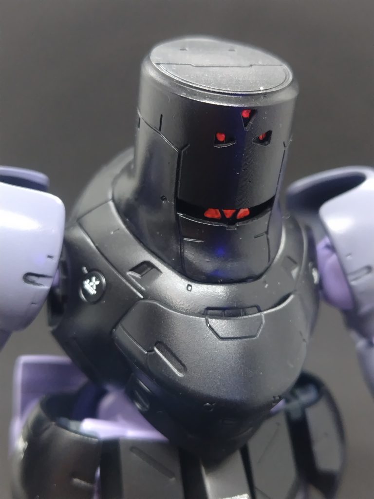 特徴的なバケツ頭頭部カメラアイは稼働式にしてます。赤は筆塗り+蛍光ピンクを上塗り。