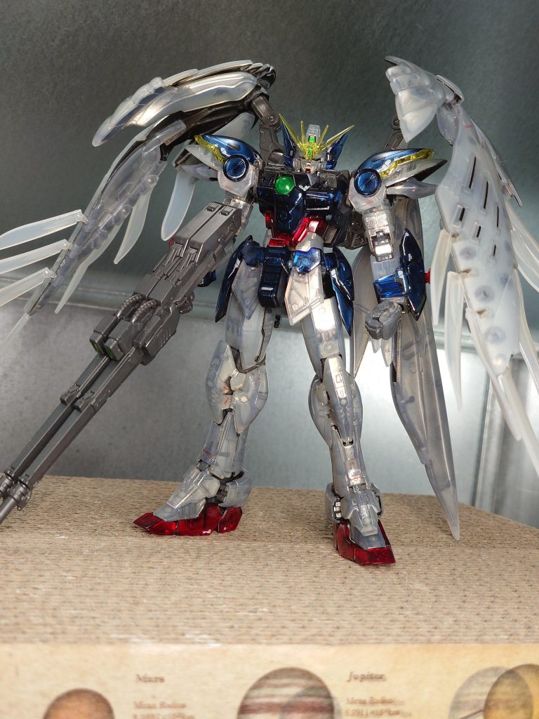 外装の裏からスターブライトシャンパンゴールド → フラットブラックを吹く。シャンパンゴールドを下地にすると、白部分が見る角度によっていろいろな色に見えるので面白い。表面はカーモデルのような研ぎ出しを試みた。面が小さく、デカールが厚いのであまり効果はなかった。