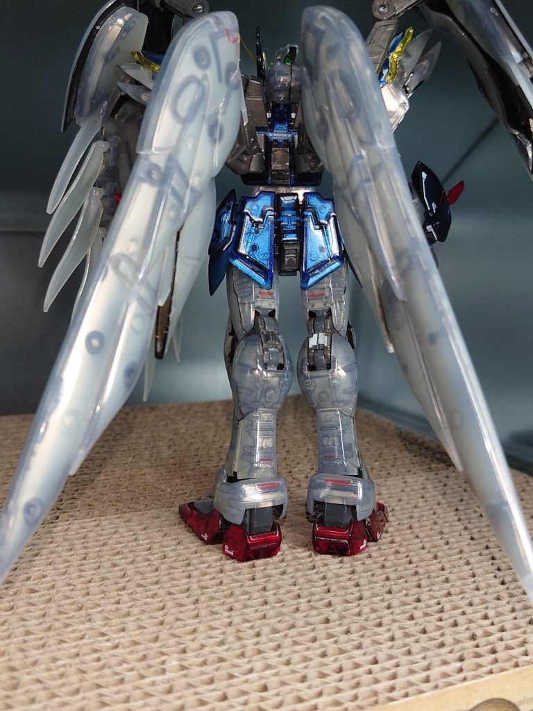 中のフレームは見えないものの、中にメカが詰まってる感があり、個人的には有り。