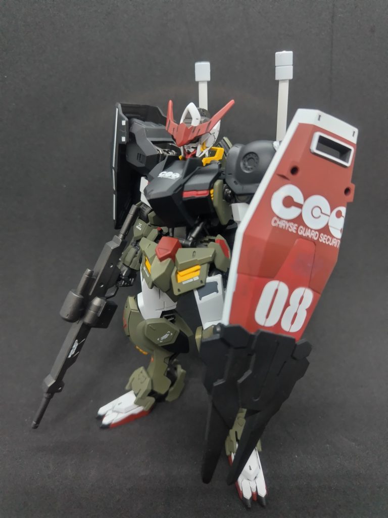 警備業なので防御重視の機体に。パイロットの人命保護も考えてマス。装備とカラーリングは「ガンダムジャブローカラー」を意識してガンダムシールド/オリジンザク肩/バルバトス6th胸部装甲/アスタロト肩+ディランザ一般機シールド