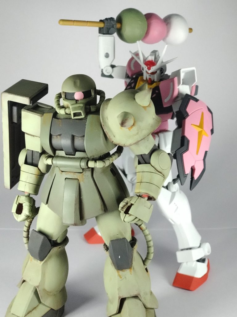 通りすがりのザク君が！