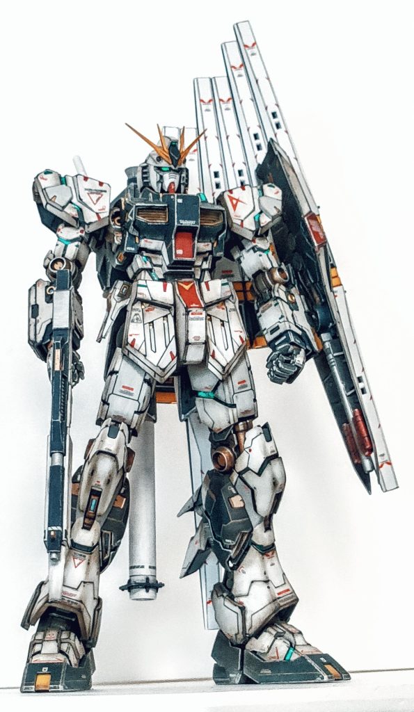 スケール感の感じられる下からのショット。行方不明のアムロが帰ってきました。(妄想)次はサザビーとの殴り合いショットでも撮ろうと思います。