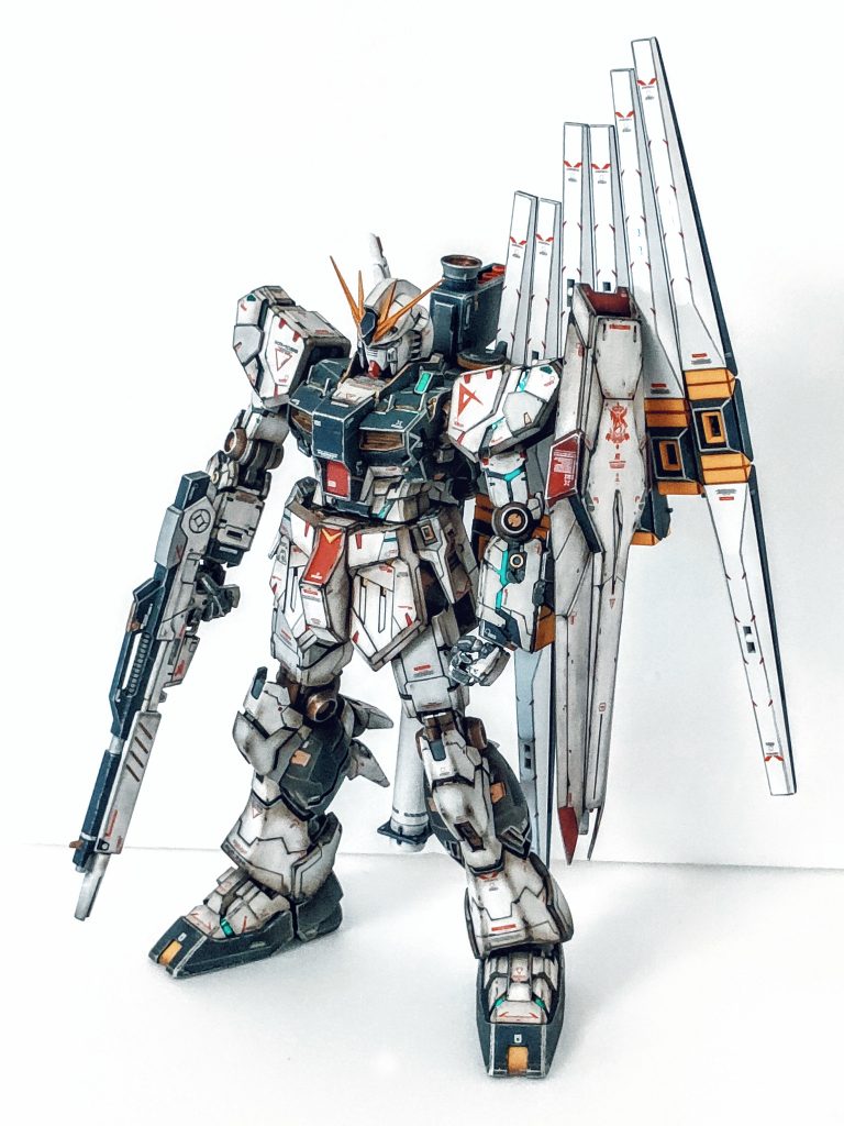 逆襲のシャアは中学生の時に初めて見たような気がします。成長したアムロが好きでした。最期は子供心にとても悲しかった思い出です。