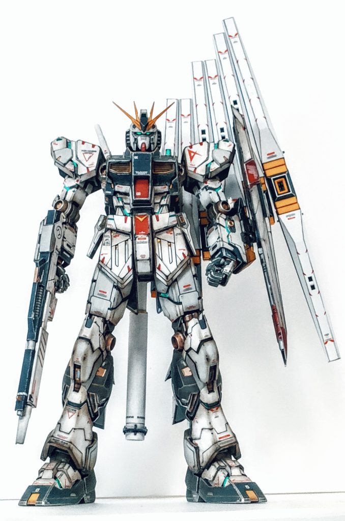 ファンネルの重さでどうしても左側に傾きます。今回は諦めました。また、前傾にするとファンネルが前方にしなるので盾で支えたりしています。バズーカとファンネルはポロリしまくりで唯一のストレスです。