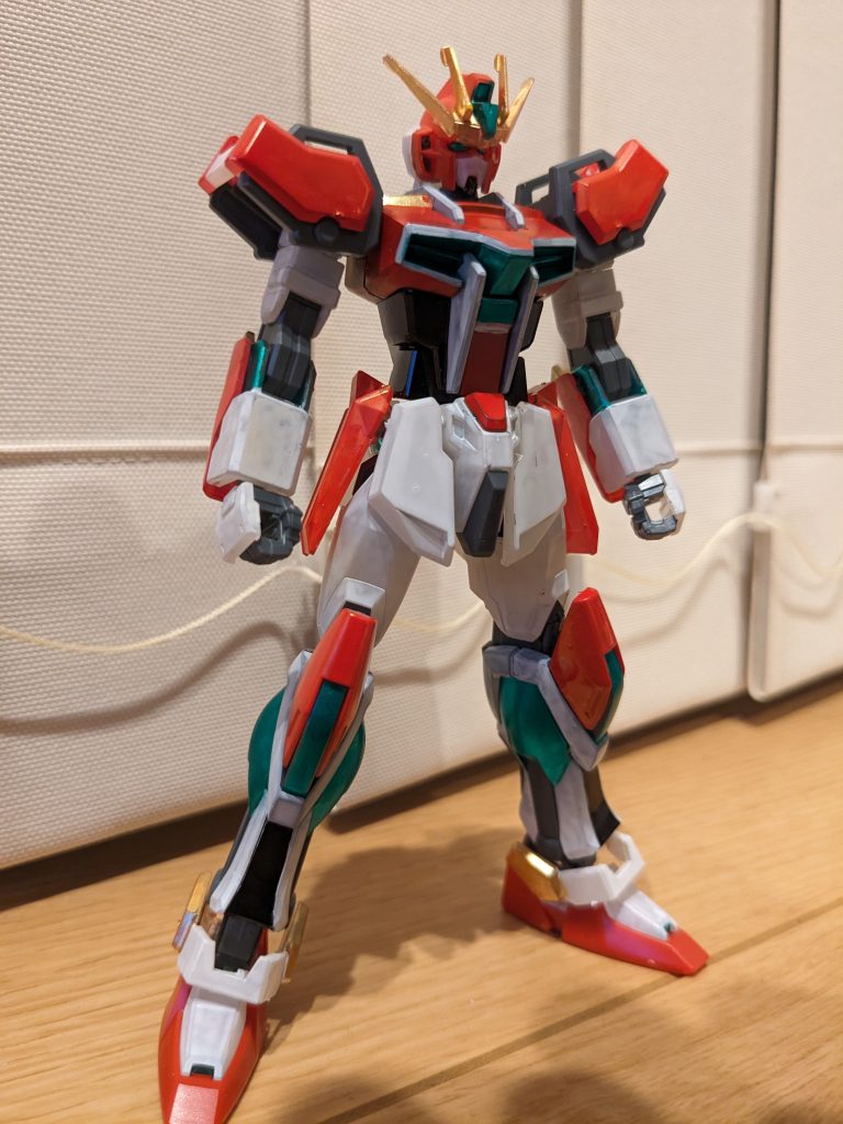 以上、素立ち画像で締めです。ちなみに、使用したのはガンダムマーカーのホワイト、ブラック、レッド、ゴールド、メタルグリーンです。  で、こうして作り終わり、色々いじっていると、さらに頭にグルグルしてくるのが相当ヤバい(笑) そして… 勇気爆発のその先へ行きたくなり、ラストのストライクに手を出してしまい… 勇気融合合身!! 「合身!?」