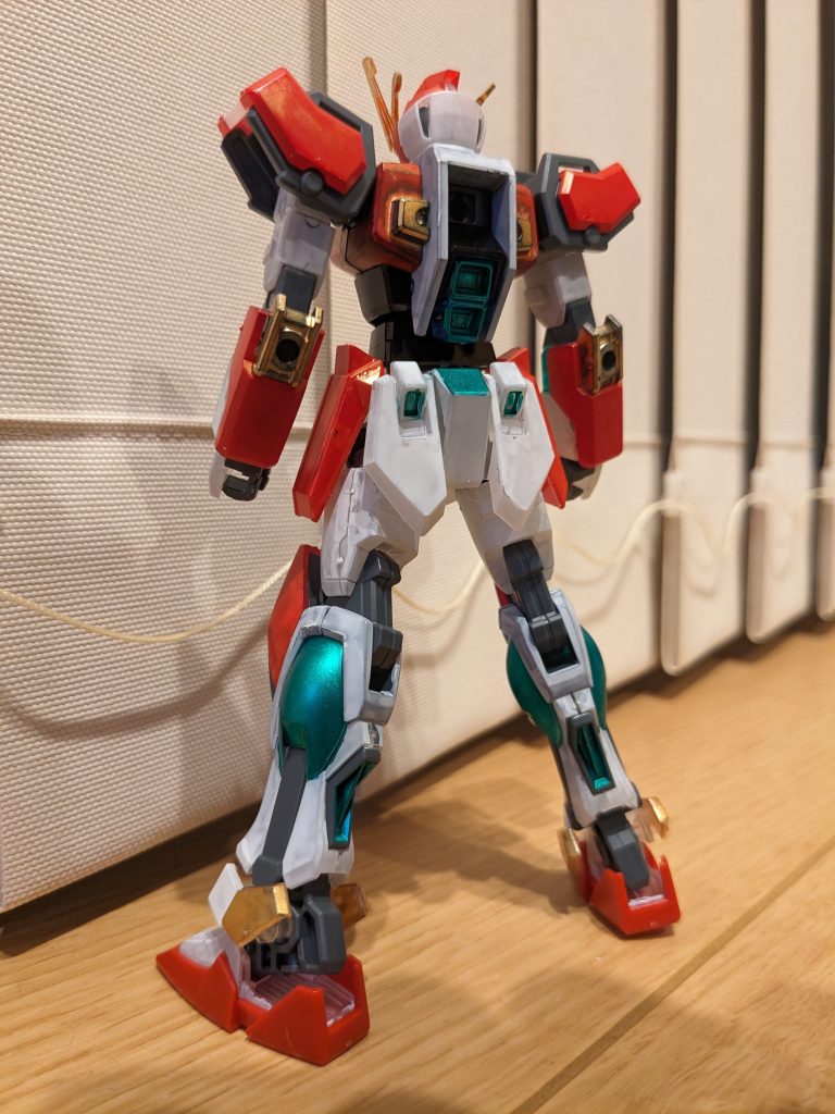 バックショットはこんな感じ。形状は違うけど、パーツ分けが近いのかな?部分ごとに塗り分けるだけでホントにそれっぽい感じになりました。