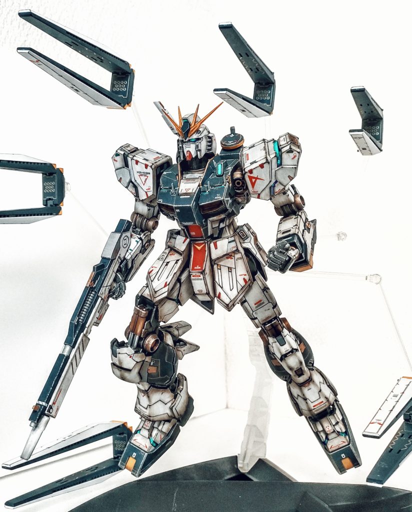 壁紙はダイソーのスチロール板を使っています。ライト強めにすると支柱が白飛びします。