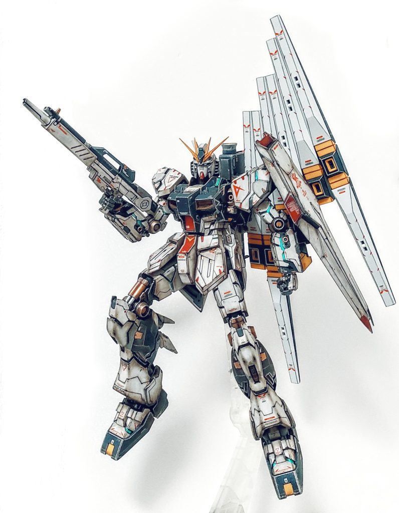 MGサザビーと同じで手首の保持が柔らかくライフルを持たせると時間経過と共に下にダレてきます。繊細に良く出来ている上での弊害ですね。