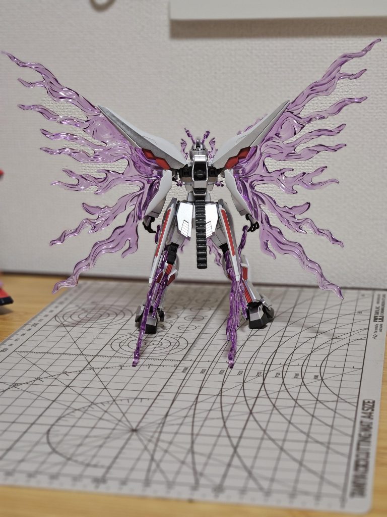 後ろ姿。エフェクトパーツで支えないと立たせる気になりません。