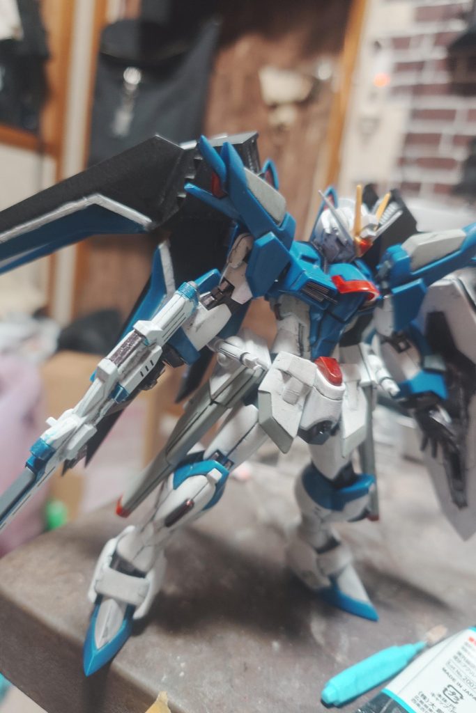 主に改修として、スネ、太もも、スカート、腰の延長。サイドスカートの内側を短縮、アンテナのシャープ化くらいです。白はアクリル絵の具、関節、赤、黄色はガンダムマーカー、青、黒は缶スプレーになります。