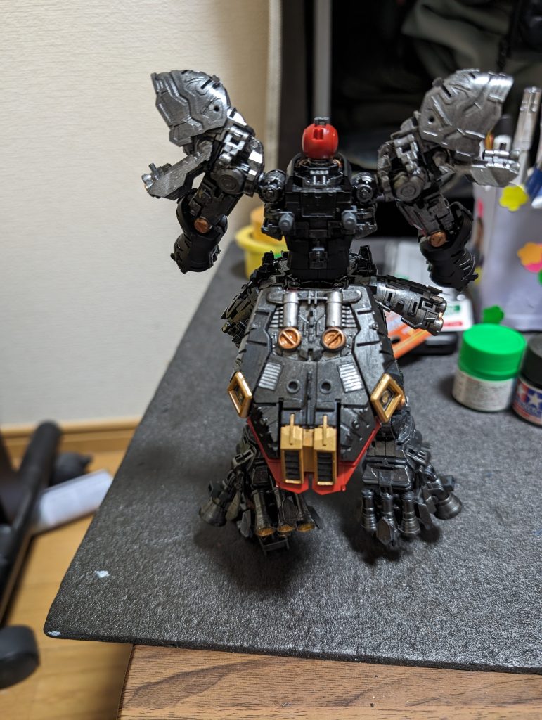 フレームはガンメタをベースにシルバー、カッパー、ゴールドで自分なりに塗り分けしています。汚いですが···