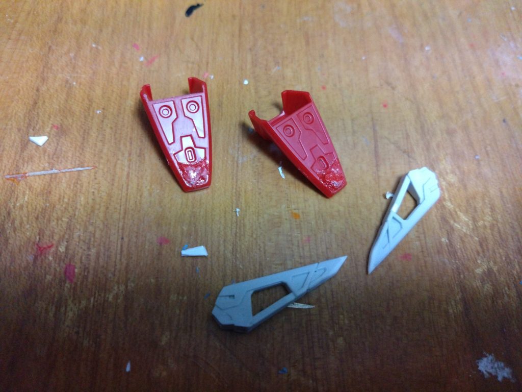 ブーメランはプラ板でシャープ化、足裏の肉抜きはランナーを切って埋めています