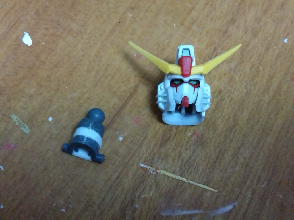 頭部と首関節アンテナのシャープ化、目元をしっかり露出させるためにひさしの削り込み、首関節の延長を行いました