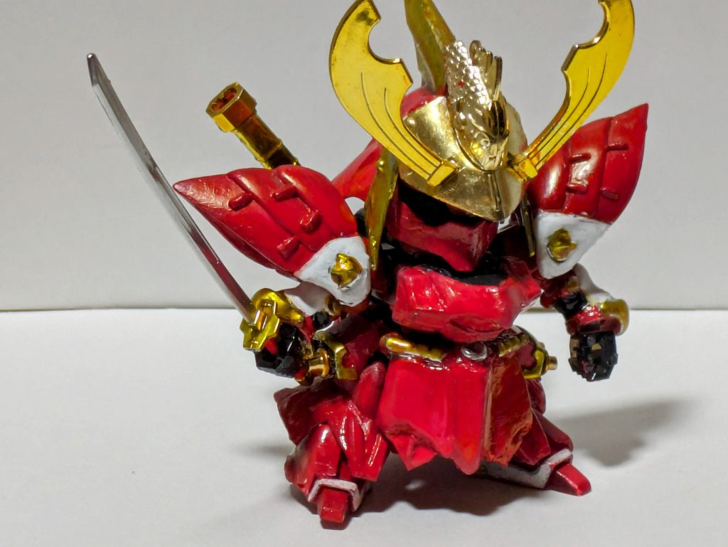 刀の塗装は3回目にやっと納得いく出来になりました。問題は自分の吹き方でしたw紙の上に刀を置いて全体的に吹きかけたら一発できれいなメッキ調になりました。