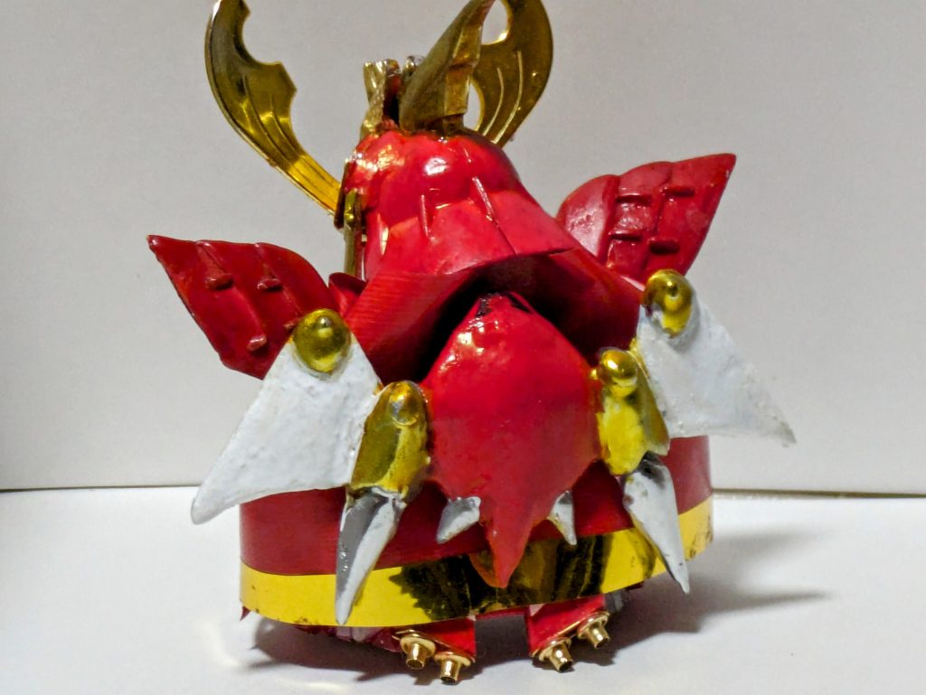 一度、腕と肩鎧を外してからマントの穴に通して再度、接続しています。　バックパックも穴から接続してます。