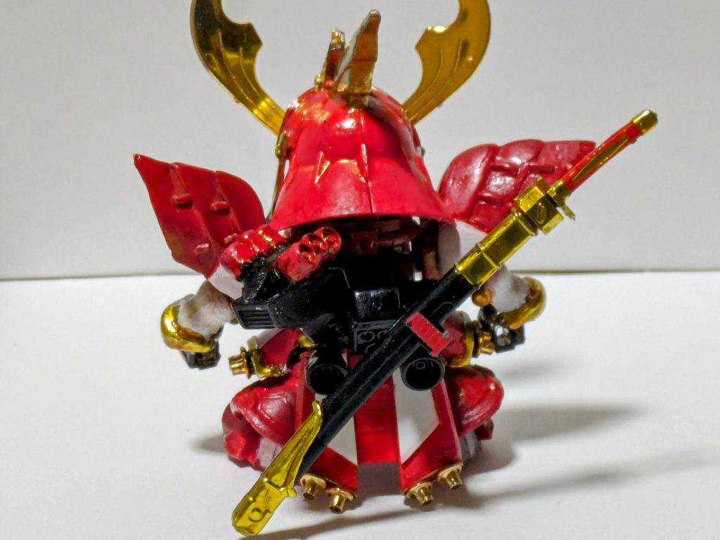 腕は関節部にボールジョイントを挟めて肘可動できるようにしてあります。どうしてもHGの刀を無加工で持たせたかったのでSD三国伝で唯一持てるこのタイプのハンドパーツを使用してます。左手は劉備ガンダムのものを使用しました。