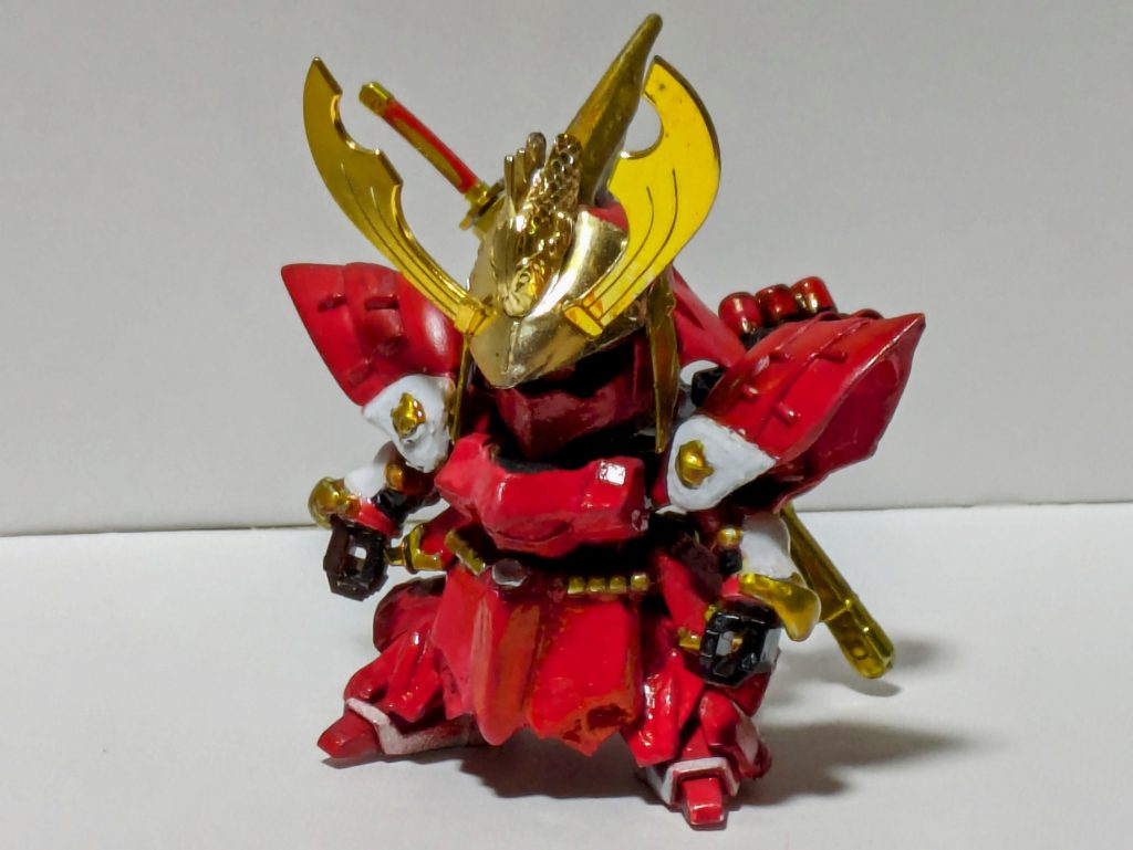 唯一サザビーじゃないのは刀くらいです。こちらはHGジンハイマニューバ2型のものを使用しました。刀身はそのまま、鞘のみパテで加工しました。