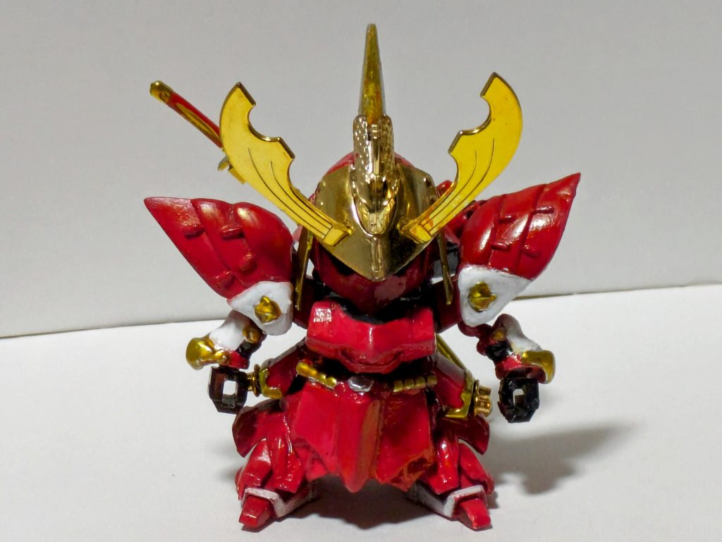 本来作りたかった漣飛威になります。LEGEND BB 殺駆頭をベースに兜、腕、脚、肩鎧を司馬懿サザビーからバックパック、マスク、胸鎧のパーツはリメイク版サザビーから ふくらはぎは張遼サザビーから兜飾りはガンダムクロス武者漣飛威からと様々なサザビーのパーツを使用しました。鎧は接続部分は殺駆頭のものをそのまま使用し、各サザビーのパーツやパテやプラ板で加工しました。