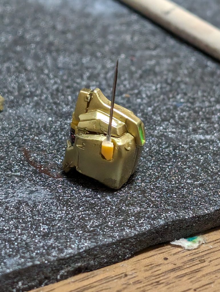 アンテナを紛失してしまい、ランナーとまち針でそれっぽく作って見ました。落としまくって塗装ボロボロデス