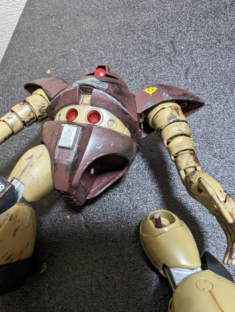 実は足がポッキリ逝ってます。これでも自立出来るとはジオン脅威のメカニズムですね😁