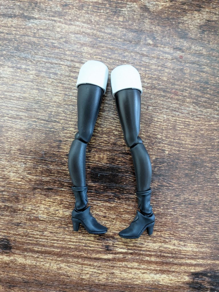 つや消し前の脚部です。 カラーレシピ髪の毛:白サフ→ナスカコールドホワイト+ガルグレー→上記2色に風蒼を混ぜグラデーション肌:白サフ→ラスキウスホワイトピーチ→ウェザリングマスターでウェザリング白:グレーサフ→コールドホワイト金:黒サフ→ブライトゴールド黒:黒サフタイツ:黒サフ→マイルドオレンジ+ナチュラルブラウン+ブラックでグラデーション