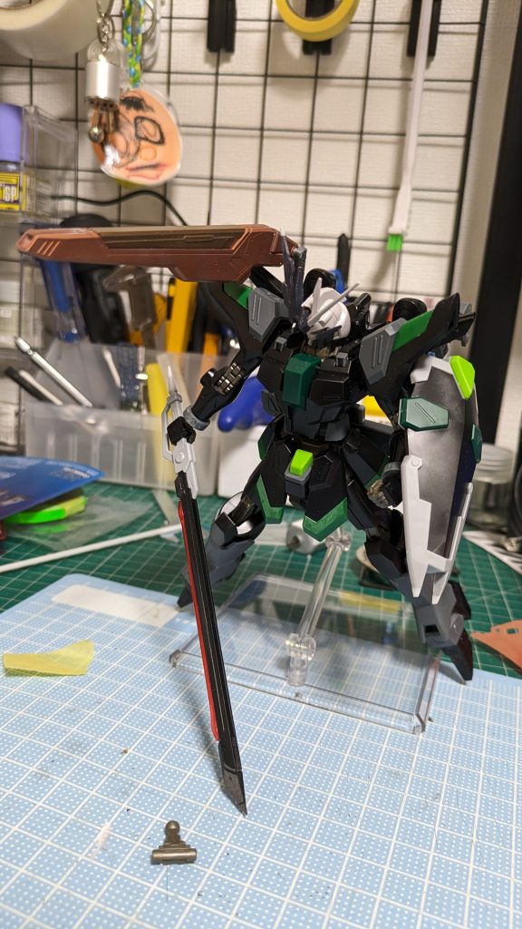 ブラックナイトスコードの顔をすげ替えてバラエーナを追加対艦刀とシールド先端を少し尖らせて腕のトゲとかフロントアーマーのモールドを削り落としましたフリーダムの顔を移植しょうとしましたが小さすぎたので断念 フェイクニューの顔がサイズ的にちょうどよかったです首は長すぎるので、短くしたものを3Dプリンタで出力して交換しました