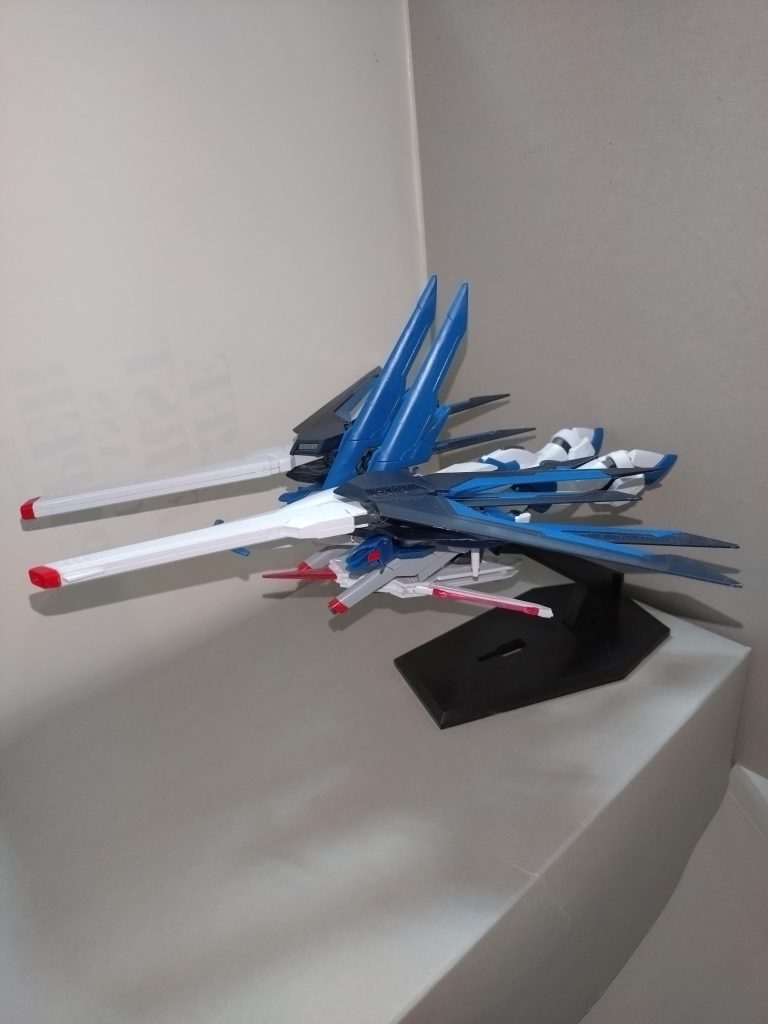 またMA形態においても、すれ違いざまに敵機を両断するために、ビームブレイドを展開することがある。