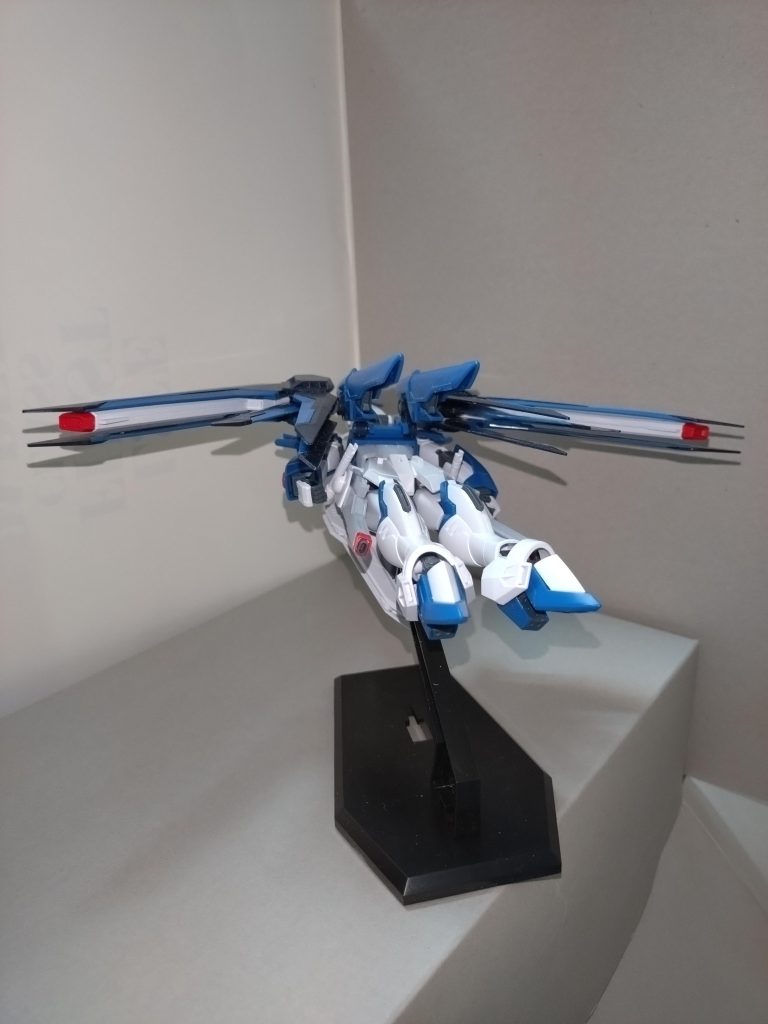 背後より。