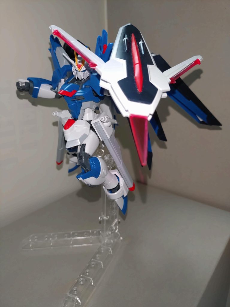 左フックのモーションからの斬撃は、非常に強力。