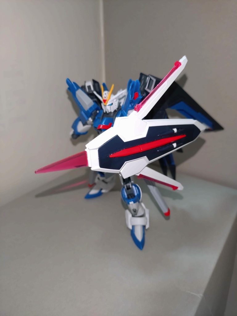 巡航機動防盾ビームブレイドとビーム砲を備えたシールド。ビーム砲部分は出力調整により、ビームピックにすることも可能。元機体とは異なりビームブーメラン機能は持たない。