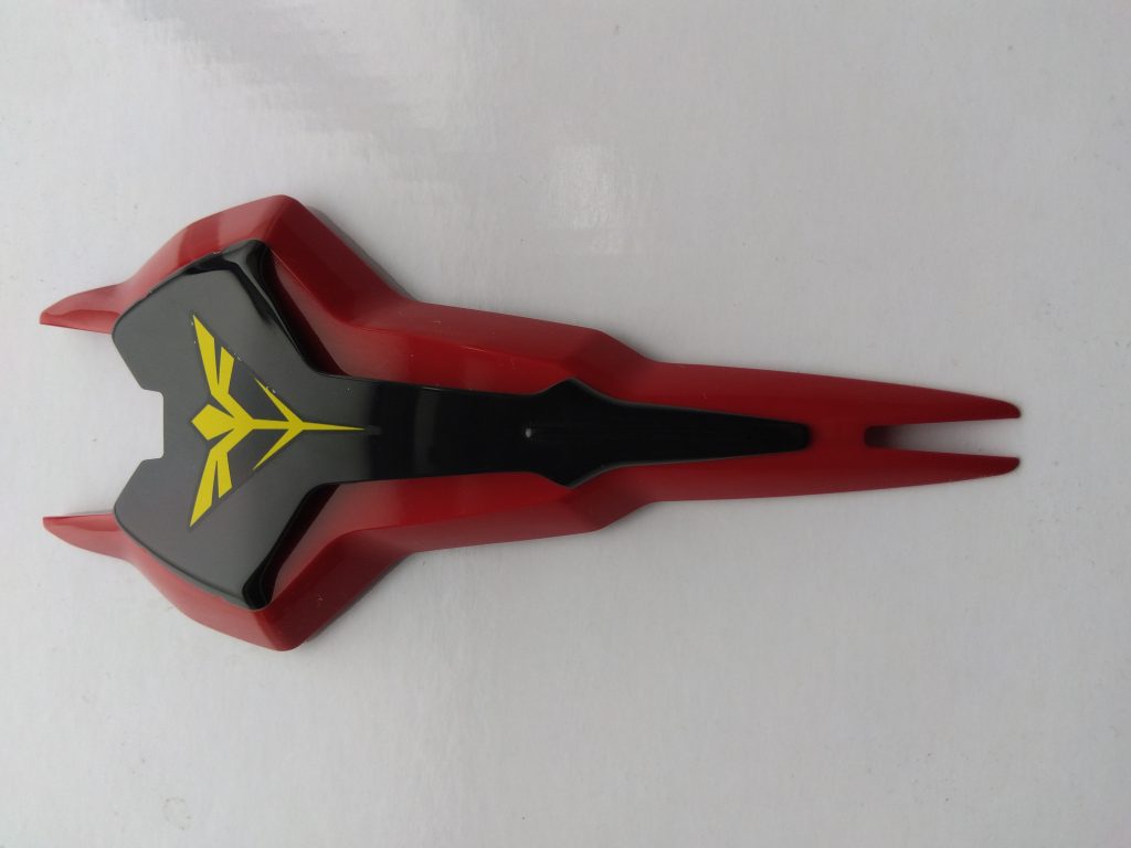 初めての水転写式デカール。1回目は見事に切れ、2回目は貼れたことに喜んでて曲がっているのは気づきませんでした。