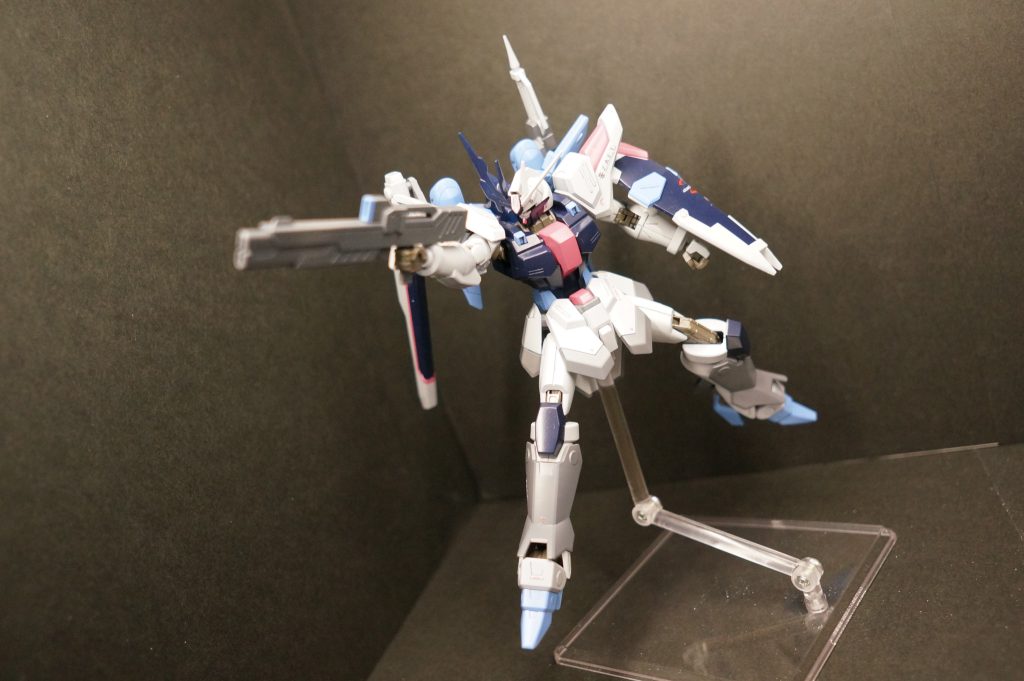 機体にはファウンデーションの技術が取り入れられ、フリーダムやデスティニーを彷彿とさせる武装が装備されている