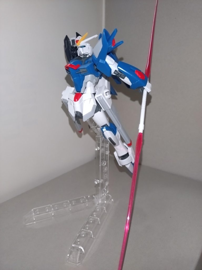 にゃむはガンダムSEED最終回におけるフリーダムVSプロヴィデンスの決着シーンを、本機体でも再現できるように、あらかじめウイングバインダーを簡単に取り外せるように加工している。これにふさわしい相手は、原典で苦杯を舐めさせられたブラックナイトスコードシヴァか、はたまた··· 〜宇田川あこのメモより(原文は敬称あり)〜