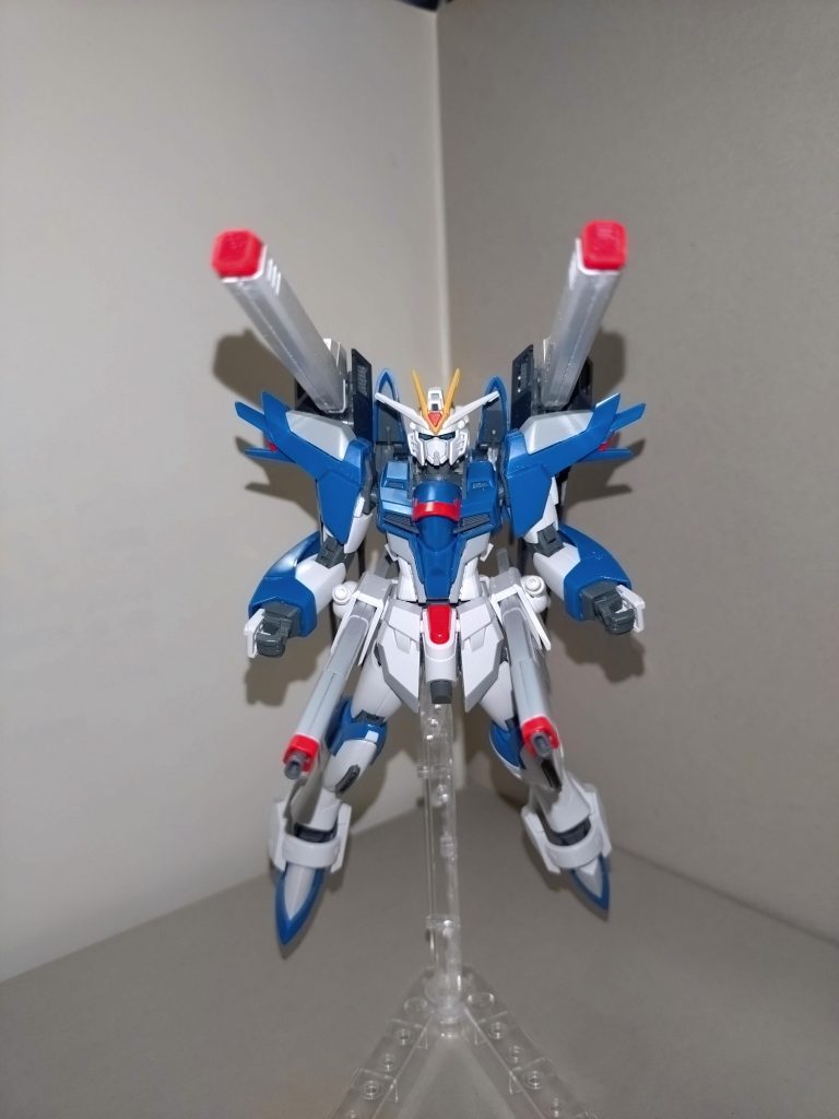 メイン画像でもお解りいただけた通り、今回はおよそフリーダムに似つかわしくない実体兵器「アモーリスシャフト」を制作しました。ダイバーエースユニットに2つ付属するスーパーGNソードⅡのうちの一方に、ランナーを利用した棒を柄にして穴に接着しています。名前のもとは、にゃむのAveMujicaのドラムス担当としての姿「アモーリス」および、闘将ダイモスの武器の1つ「ダイモシャフト」です。 アクション編はまだ続きます。次回はビームサーベルによるアクションです。