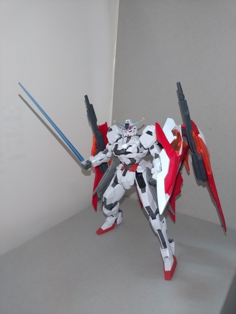 シールド対ビームコーティングが施されたシールド。先端部にバルカン砲1門を持つほか、裏面には武装拡張用のハードポイントを2箇所持つ。ラム部分は攻撃にも多用する。 バルカン砲は他に、側頭部に2門ある。