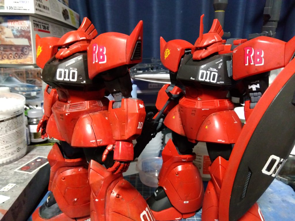 納得したらデカールを貼って完成!右の成型色活かしのものと比べると少しは明るく朱色っぽくなっているのが伝わるでしょうか。ウェザリングカラーは乾燥すると色味がかなり変わるので、しっかり乾いてから最終判断はした方が良いかと思います。