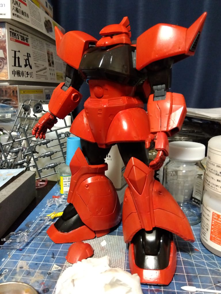 キャラクターレッドで下地を塗ってスタート。結果論として成型色からスタートしても良かったかもと思います。